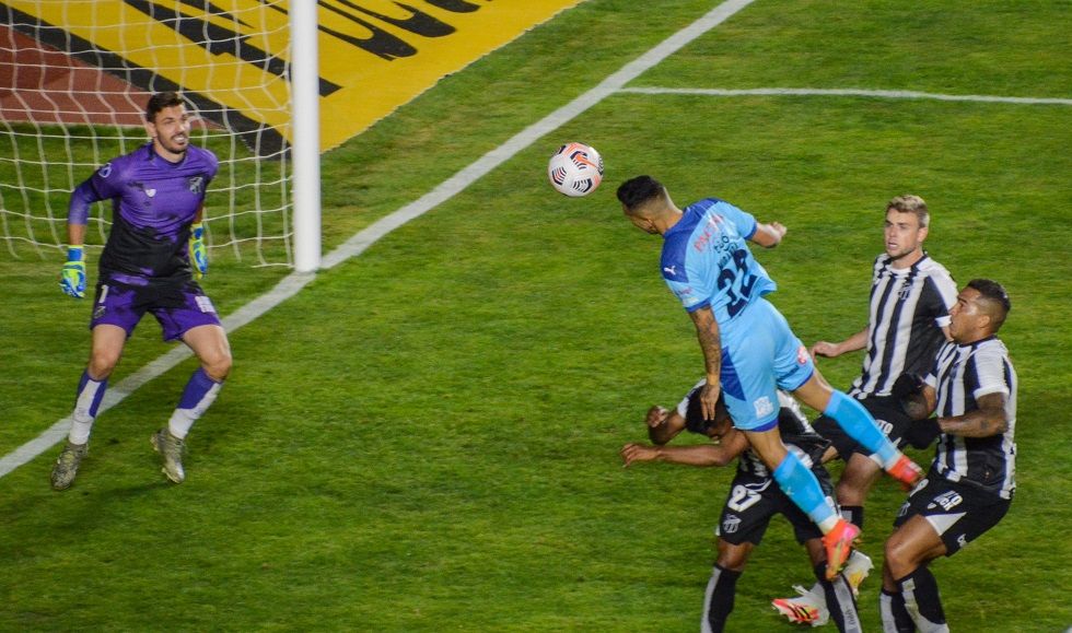 Bruno Miranda de Bolívar cabecea el balón en el área del Ceará.  