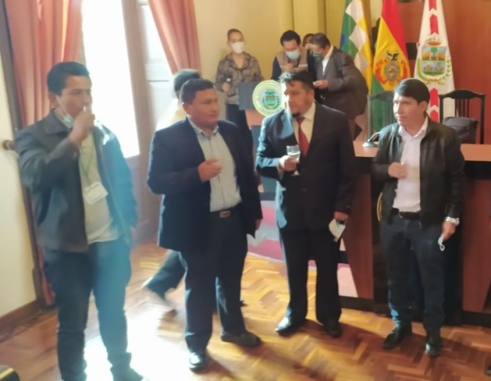 El Gobernador de Chuquisaca (d) y sus nuevos secretarios.