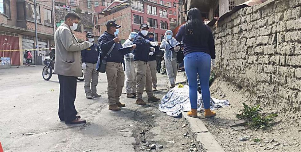 La mujer fue asesinada en la zona Villa El Carmen de la ciudad de La Paz.