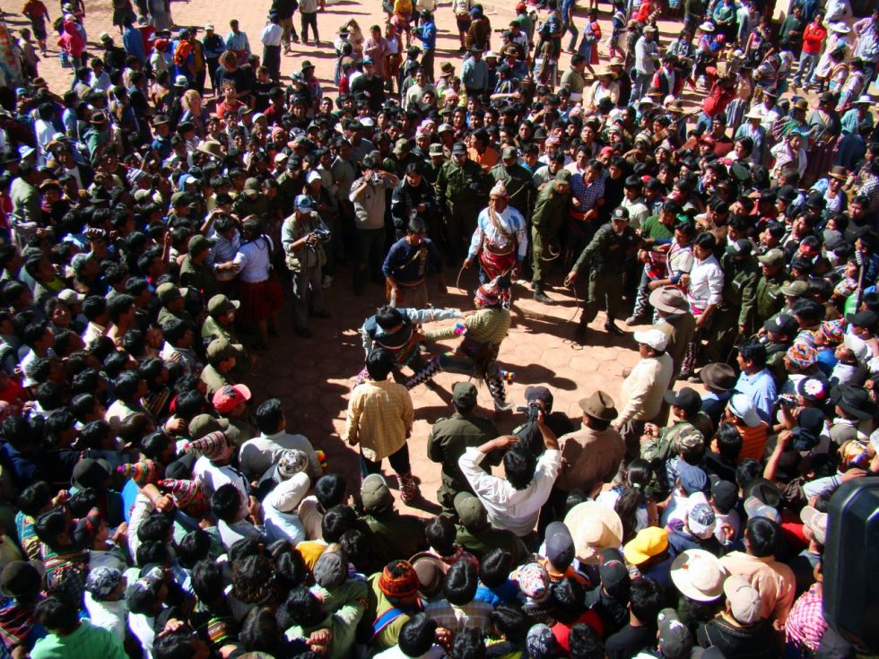 La fiesta de la Cruz y el Tinku en Macha