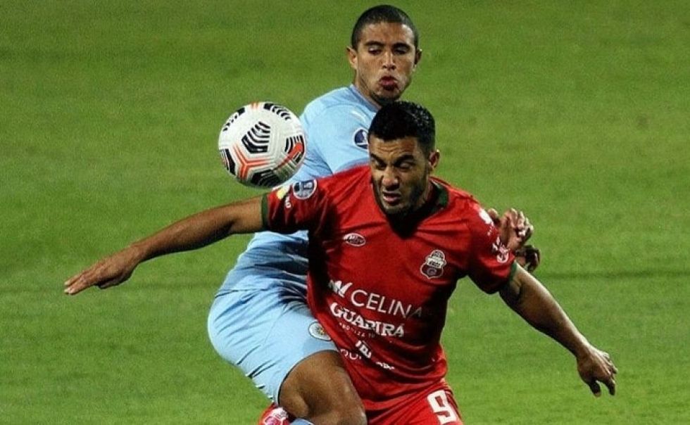 Juan Vogliotti de Guabirá disputa el balón con un rival de Montevideo Torque City. 