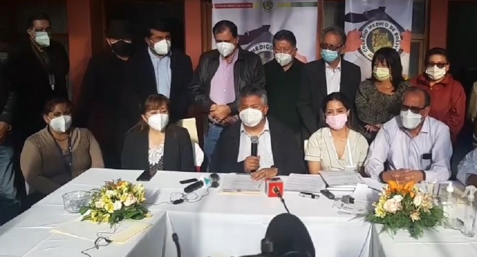 Los representantes del Consejo Nacional de Salud en una conferencia de prensa. 
