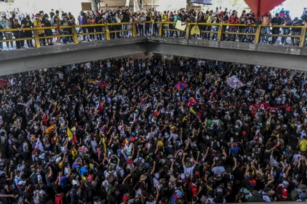 Vista aérea de manifestantes durante una protesta contra el gobierno del presidente Iván Duque en Medellín, Colombia.
