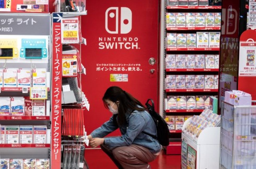 Una cliente navega por la sección de juegos de los productos de Nintendo en una tienda de Tokio.