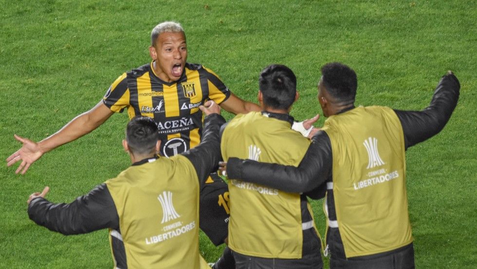 Jair Reinoso celebra el primer gol junto con sus compañeros de The Strongest.