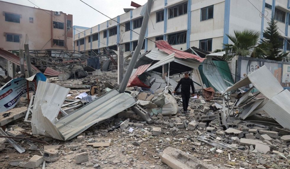 Un policía palestino inspecciona los escombros de un edificio destruido por los ataques aéreos israelíes.