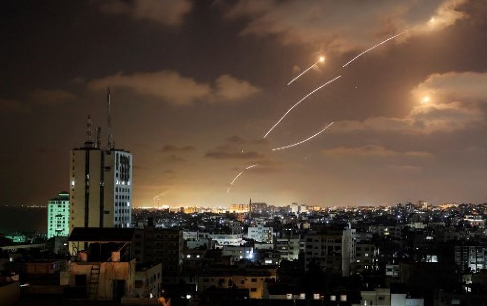 Los cohetes lanzados desde la Franja de Gaza, controlados por el movimiento palestino Hamas, son interceptados por el sistema de defensa aérea Cúpula de Hierro de Israel.