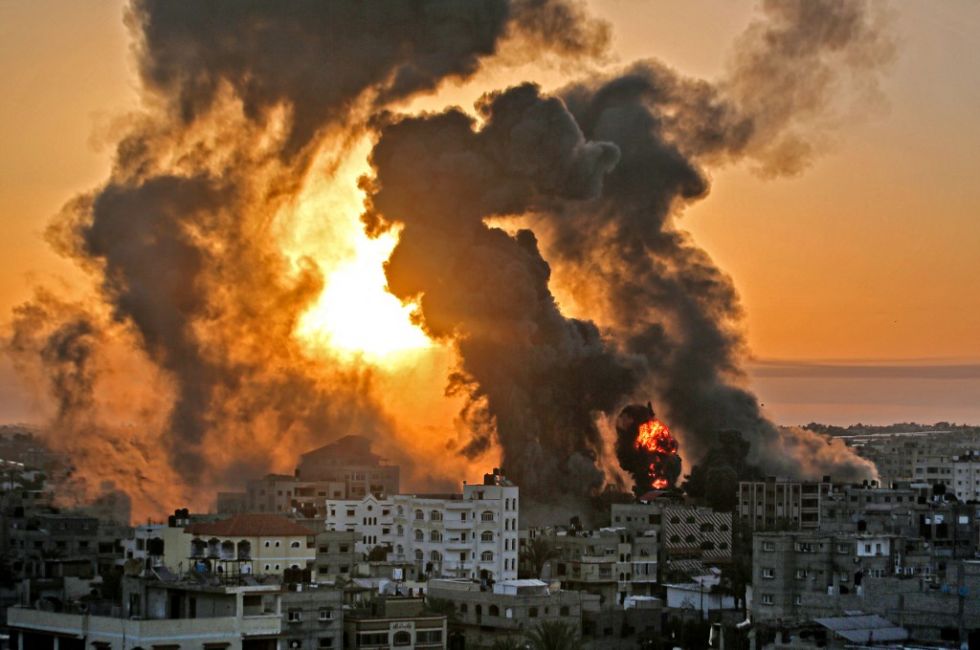 Un incendio se desata al amanecer en Khan Yunish después de un ataque aéreo israelí contra objetivos en el sur de la Franja de Gaza.