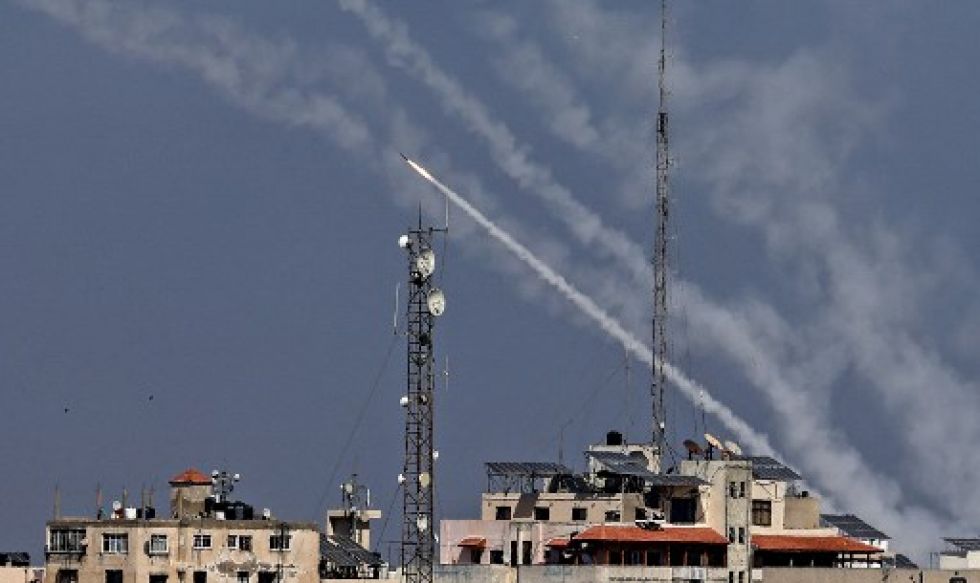Cohetes enviados a Israel desde la ciudad de Gaza, controlada por el movimiento palestino Hamás ayer, miércoles.