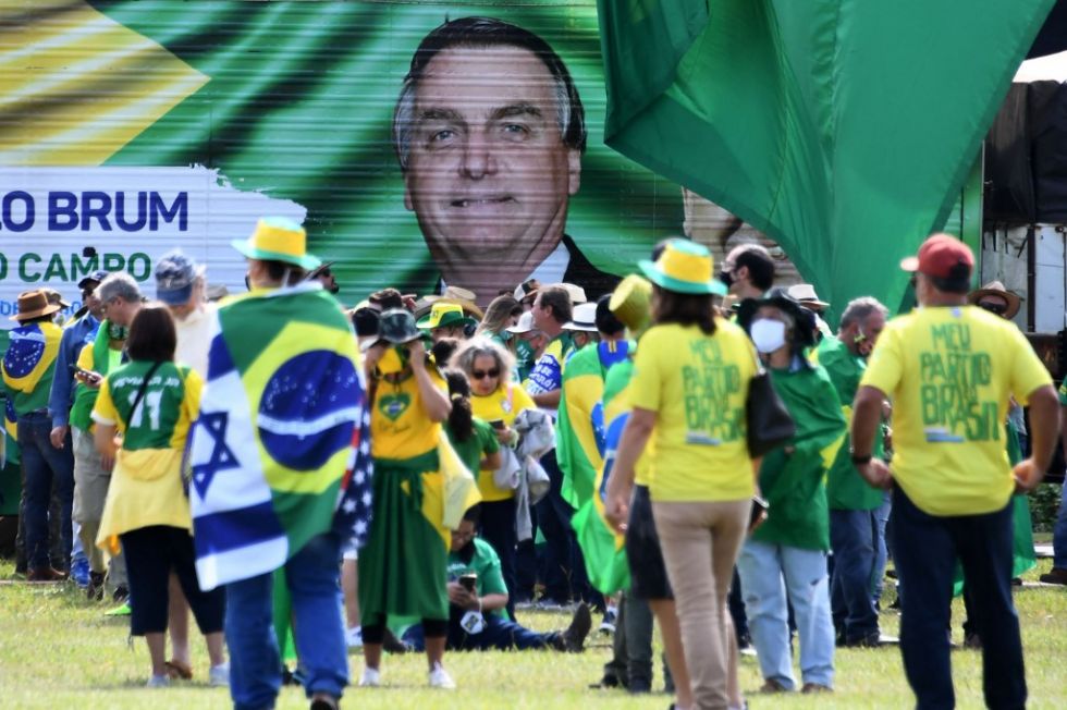 Los seguidores de Bolsonaro piden el fin de las restricciones por el covid-19 y respaldan a su líder en Brasilia.