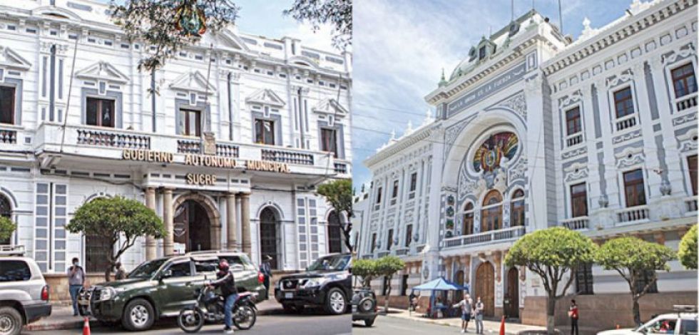 Edificios del Gobierno municipal y de la Gobernación en la plaza 25 de Mayo.
