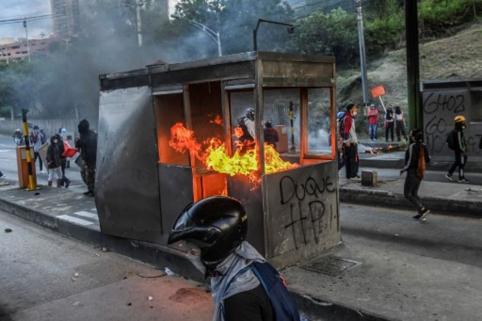 Manifestantes incendian una cabina pública durante el recrudecmiento de las protestas contra el gobierno del presidente Iván Duque.