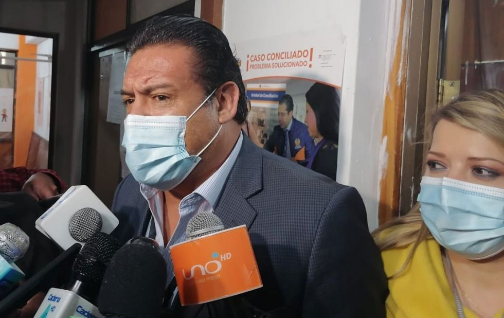 El exacalde de La Paz, Luis Revilla, acompañado de su esposa, tras la audiencia informativa a la que asistió hoy.