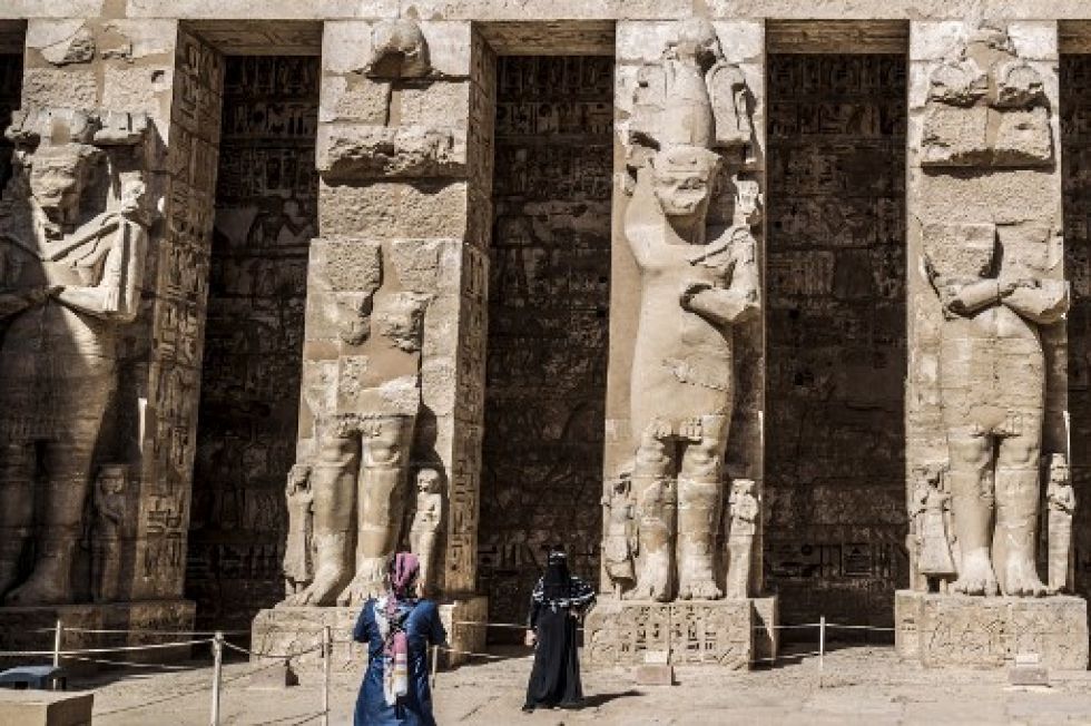 Visitantes en el templo mortuorio de Ramsés III en Medinet Habu, en la orilla occidental del Nilo, en las afueras de la ciudad de Luxor, en el sur de Egipto.