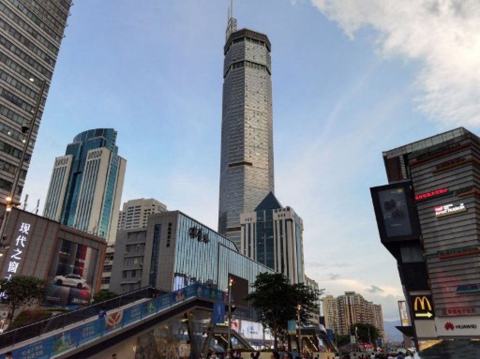 El SEG Plaza, un edificio de casi 300 metros de altitud, cuyos movimientos oscilantes provocaron pánico entre los transeúntes de Shenzhen, en el sur de China..