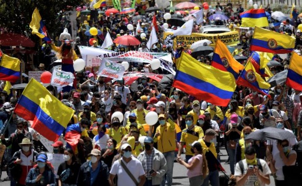 Miles de manifestantes salen a las calles de Medellín, reclamando más atención a sus demandas sociales.