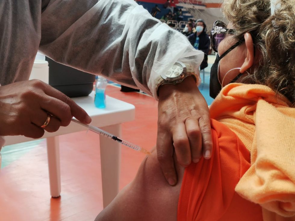 El personal de salud aplica dosis de las vacunas Sinopharm y Sputnik V.