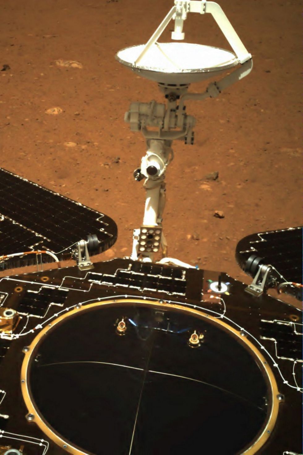 Una imagen tomada por la cámara de navegación del rover Zhurong de China en la superficie de Marte.