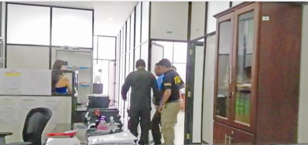 El exprefecto Ariel Iriarte cuando salía del juzgado en Sucre para ser trasladado por la Policía a las celdas del penal San Roque, en octubre de 2019.