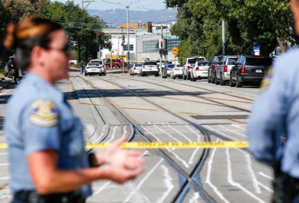Miembros de la Policía estatal de California acordonan el lugar donde se produjo el mortal ataque armado.