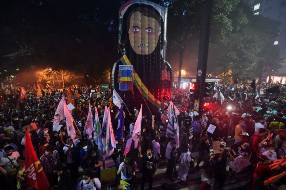 Manifestantes protestan contra la gestión del presidente Jair Bolsonaro de la pandemia de covid-19 en Sao Paulo.