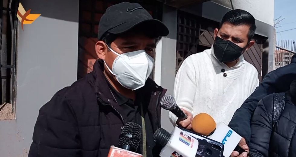 El gobernador Damián Condori, en una declaraciones ante la prensa, este sábado, en su domicilio.