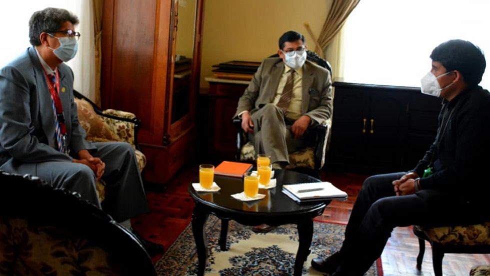 El rector Sergio Padilla (i), el alcalde Enrique Leaño (c) y el gobernador Damián Condori.