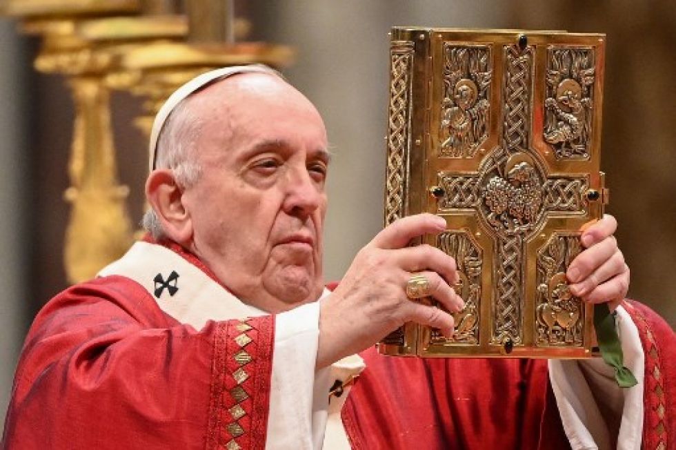 El Papa Francisco sostiene el Libro Sagrado de Oraciones mientras celebra la misa de Pentecostés el 23 de mayo de 2021.