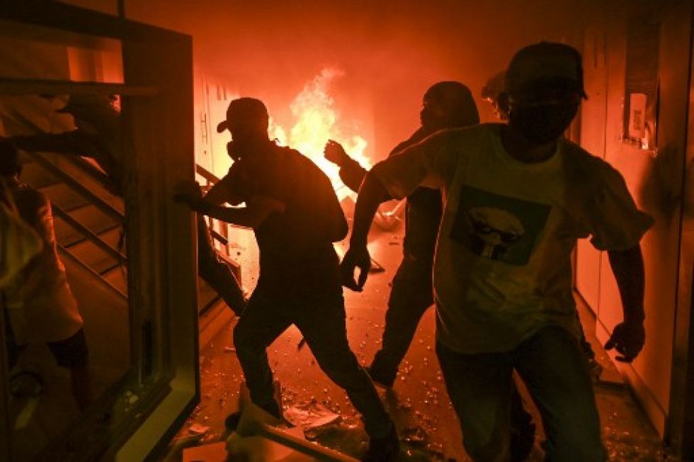Una oficina bancaria es incendiada por manifestantes durante enfrentamientos con la Policía en una nueva protesta contra el gobierno en Medellín.