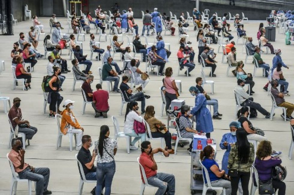 Personas mayores de 50 años en un punto de vacunación en la ciudad de Medellín.