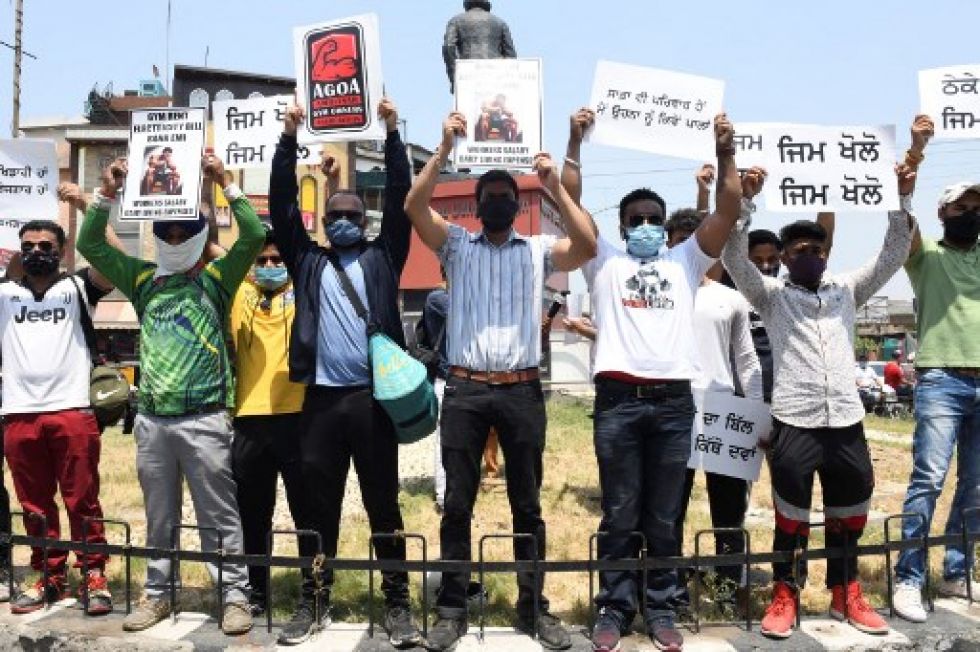 Propietarios de gimnasios se manifiestan en India contra las medidas de restricción impuestas por las autoridades.