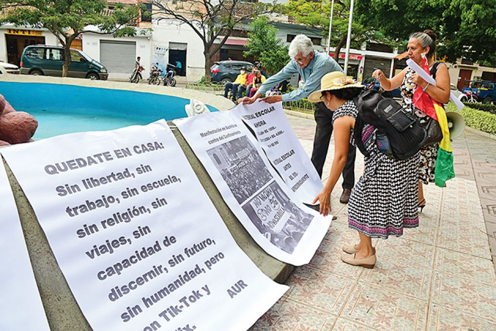 Activistas de AUR en contra de las restricciones (1)