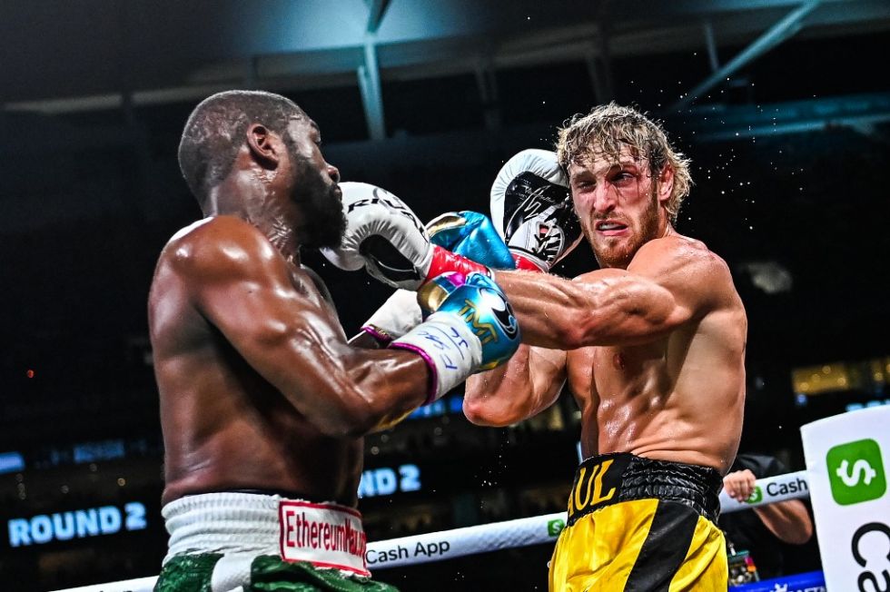 Floyd Mayweather (i) intercambia puños con Logan Paul.