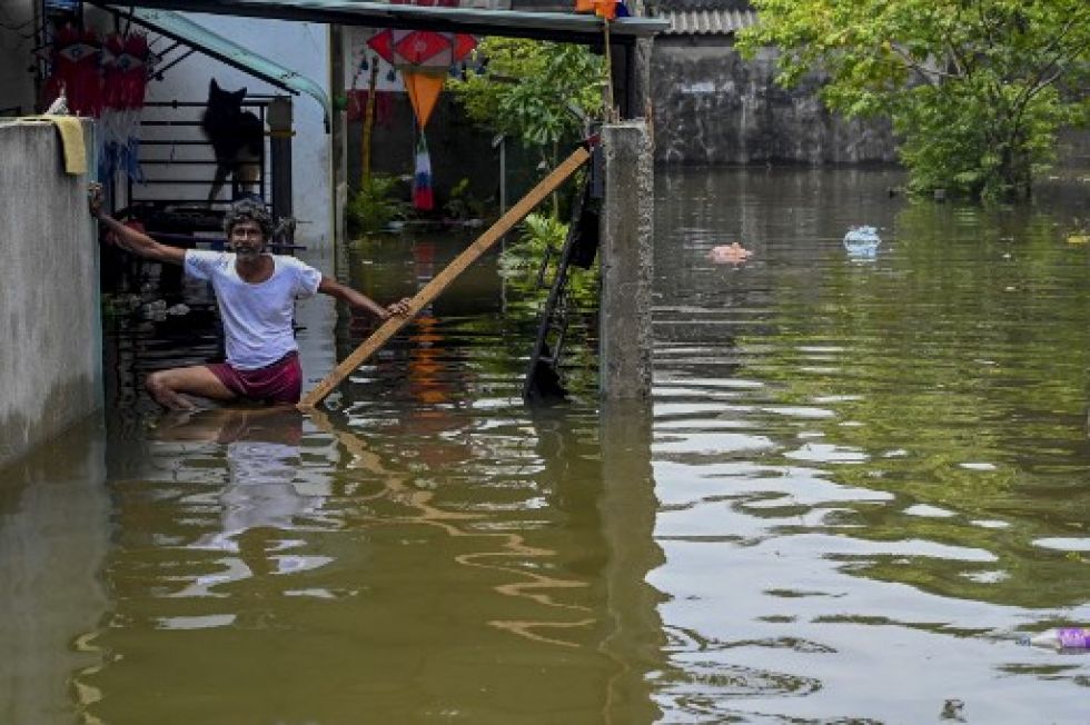 Miles de personas se vieron obligadas a abandonar sus hogares ante las inundaciones que afectan a Sri Lanka.