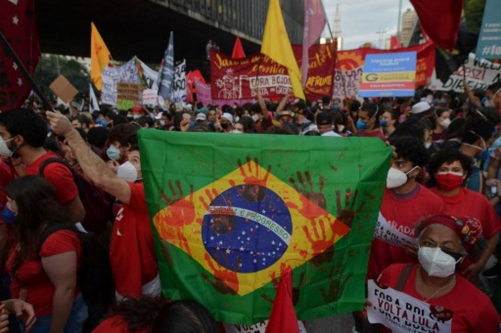 Manifestantes protestan contra el gobierno de Jair Bolsonaro, a quien responsabilizan por una deficiente gestión de la pandemia.