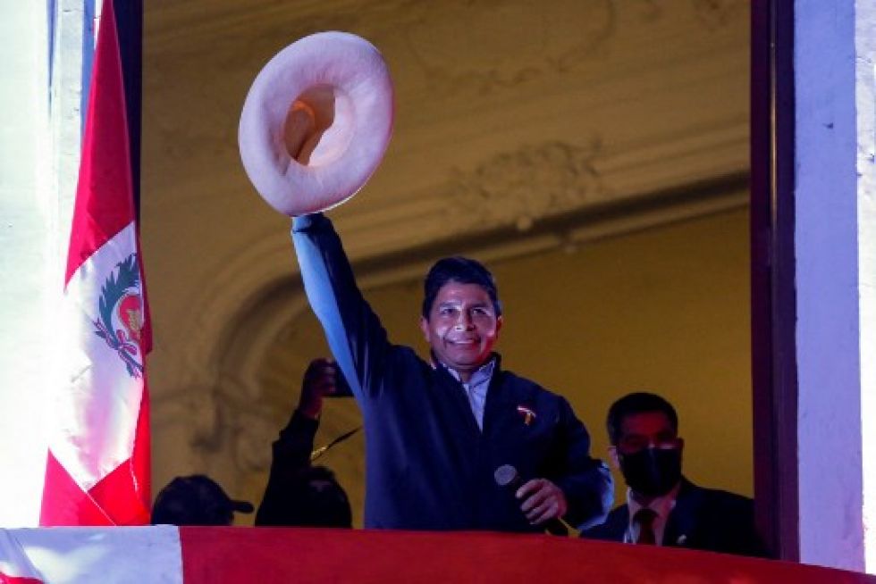 El candidato de izquierda, Pedro Castillo, encabeza por estrecho margen el conteo de votos pero se ha proclamado ganador.
