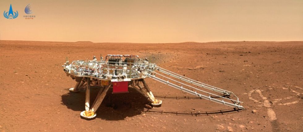 Una imagen tomada por el rover Zhurong Mars de China que muestra la plataforma de aterrizaje en la superficie de Marte.