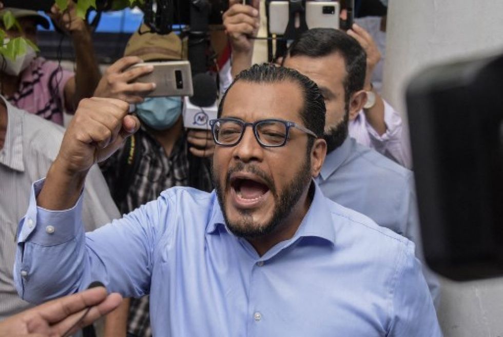 Félix Maradiaga, líder de un partido opositor a Daniel Ortega, gesticula momentos antes de prestar su declaración en la Fiscalía.