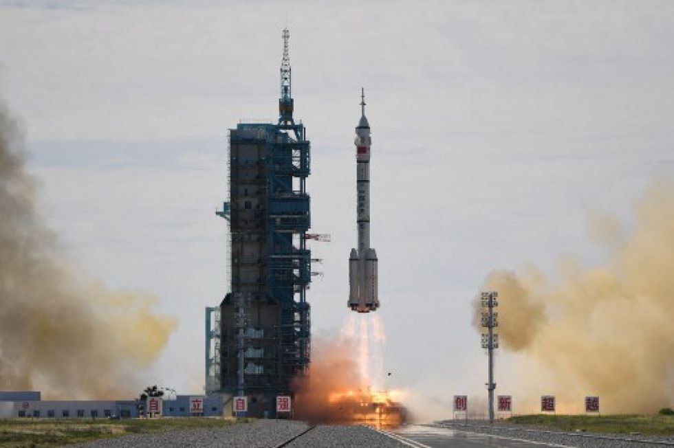 Un cohete portador Long March-2F, que transporta la nave espacial Shenzhou-12 y una tripulación de tres astronautas, despega del Centro de Lanzamiento de Satélites Jiuquan.
