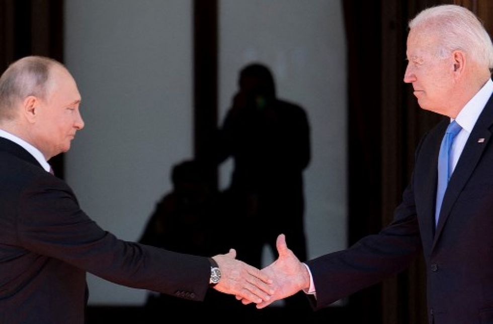 Vladimir Putin y Joe Biden se estrechan manos durante la cumbre realizada en Ginebra (Suiza), la primera del presidente estadounidense con su par ruso.