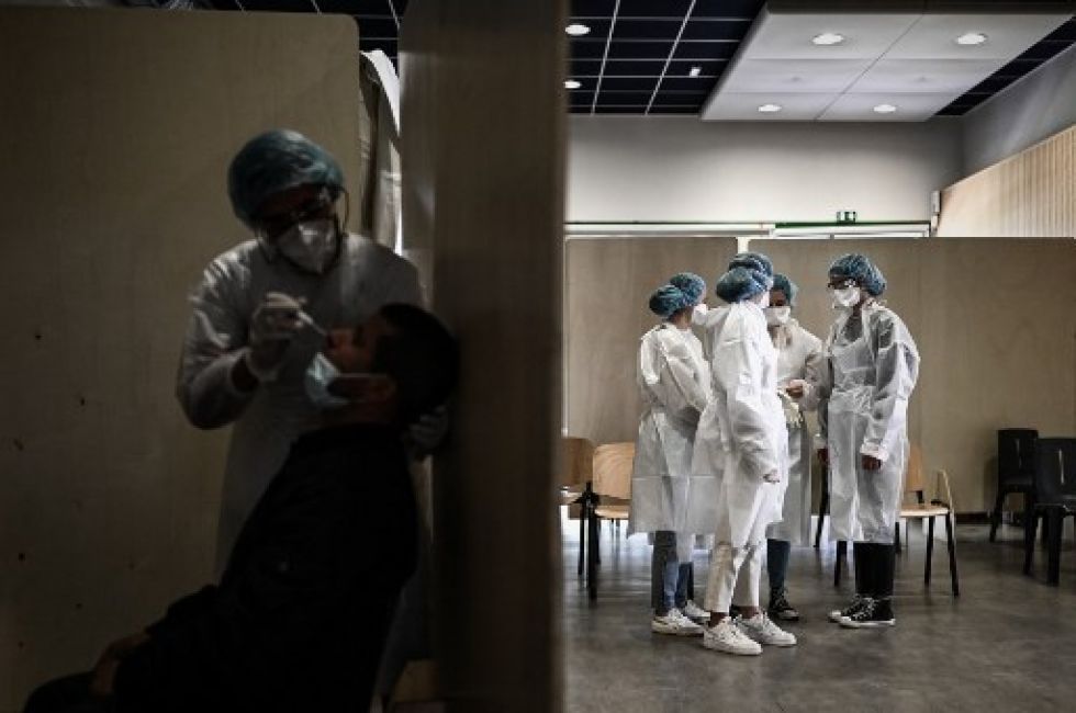 Testeo en un centro médico de Francia, donde se detectó una variante 'muy rara' del coronavirus.