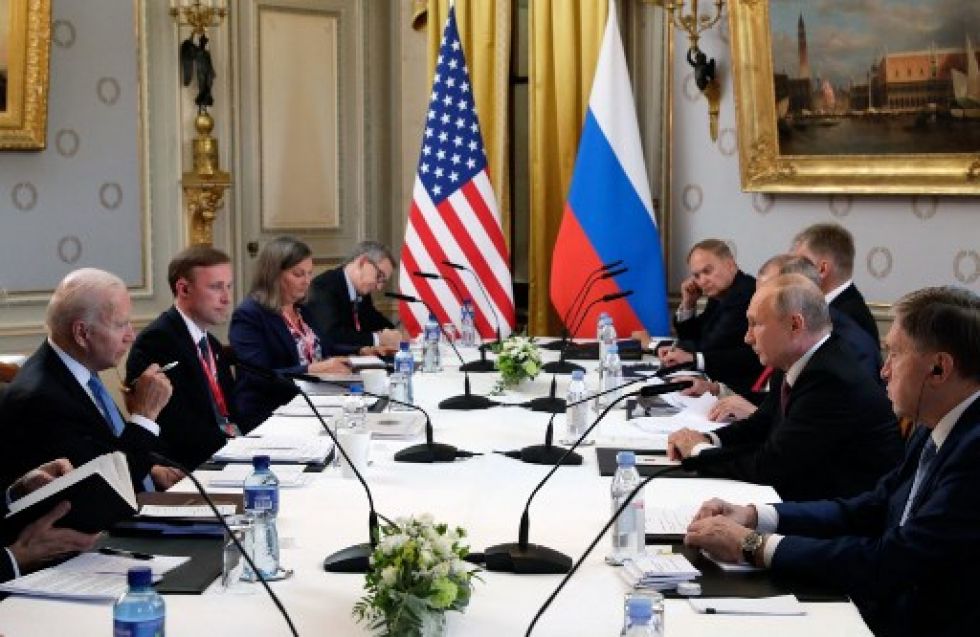Los presidentes ruso y estadounidense durante su primera reunión bilateral que tuvo lugar hoy en Ginebra.