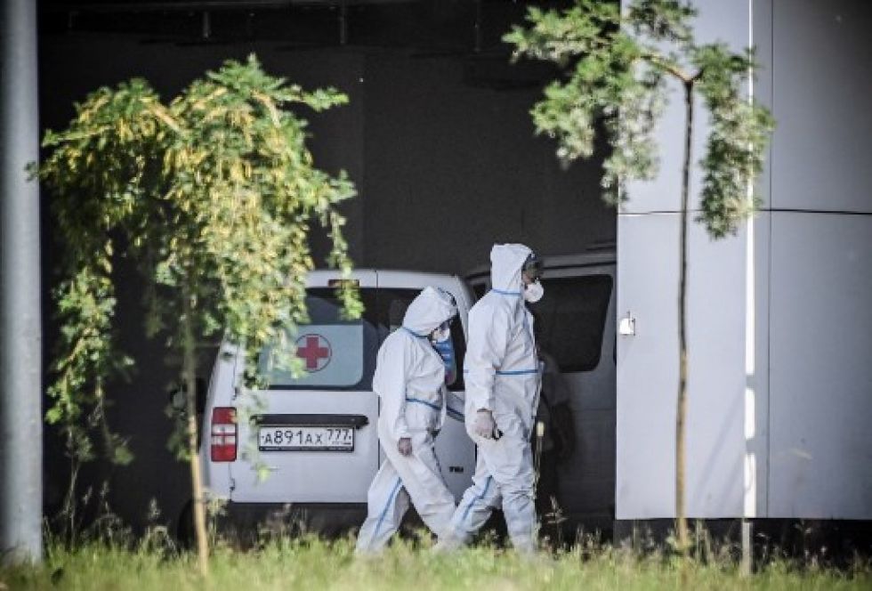 Médicos caminan frente a un hospital de Moscú donde los pacientes infectados con el nuevo coronavirus están siendo tratados.