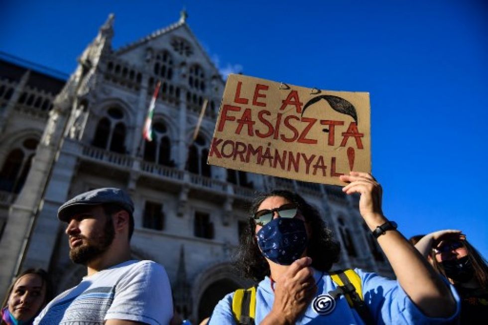 Manifestantes pro derechos humanos protestan ante la sede del Parlamento húngaro en Budapest.