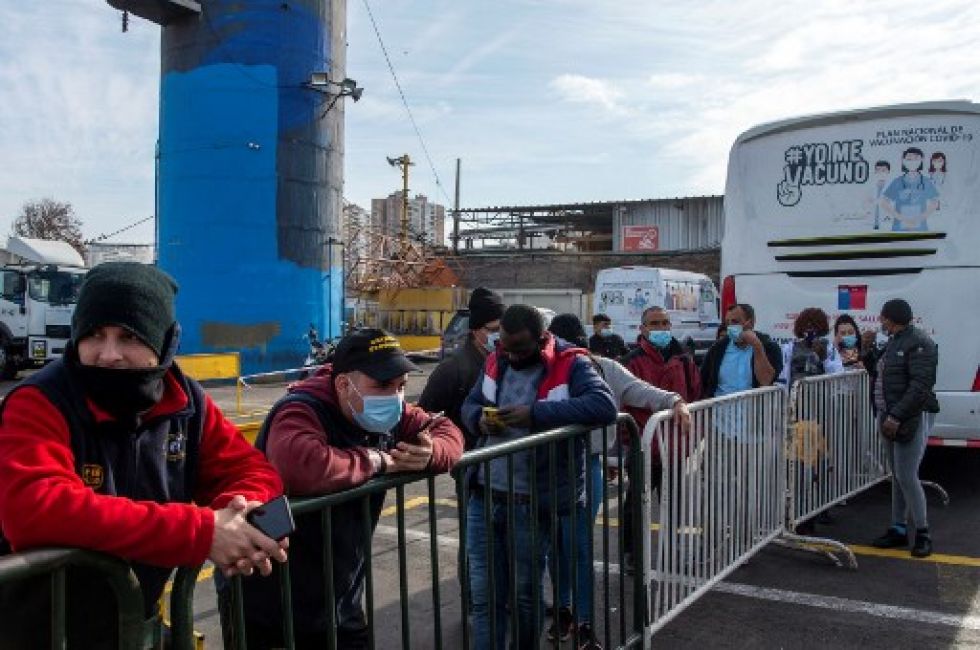 Chile se convierte en el primer país de América Latina en reducir la edad para su campaña masiva de vacunación contra el coronavirus.