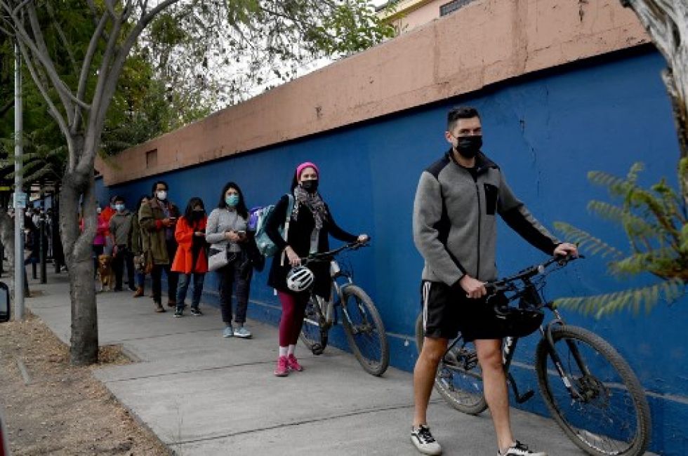 Los miembros de la Convención Constitucional fueron elegidos por el voto ciudadano. La actual Constitución fue redactada durante la dictadura militar.