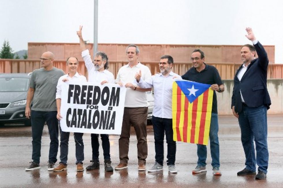 Raul Romeva, Jordi Turull, Jordi Cuixart, Joaquim Forn, Jordi Sanchez, Josep Rull y Oriol Junqueras al dejar la prisión hoy.
