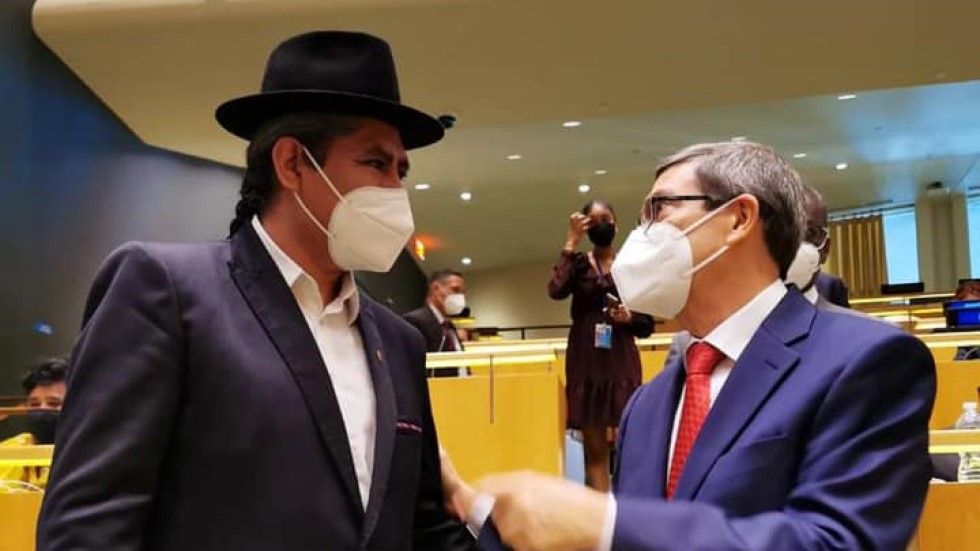 El embajador de Bolivia en la ONU, Diego Pary (i), y el canciller de Cuba, Bruno Rodríguez.