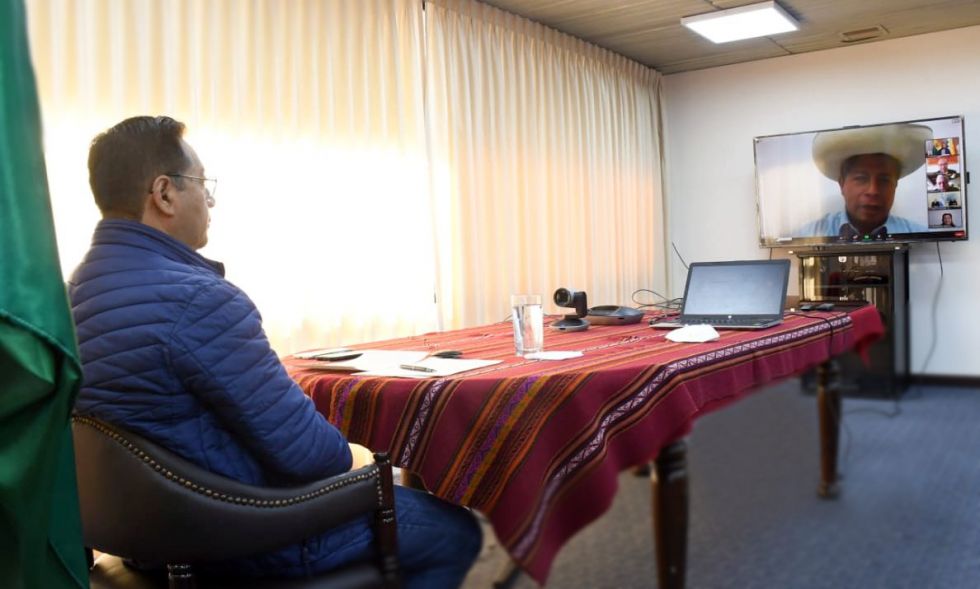El presidente Luis Arce y el candidato presidencial peruano, Pedro Castillo, durante su reunió de este sábado.