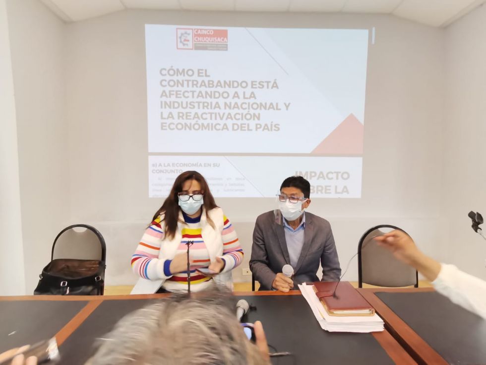 La vicepresidenta de la Cainco, Paola Álvarez, y el presidente de la institución, Edwin Flores, ayer, en una conferencia de prensa.